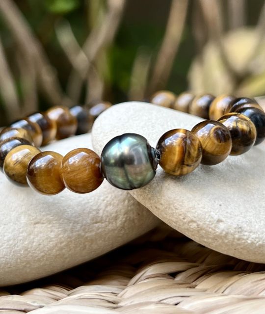 Gleichen Sie Ihre Energien mit unseren Armbändern aus Natursteinen und gravierter Tahiti-Perle für eine Stresslinderung aus. Lithotherapie-Schmuck