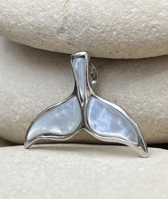 Une création exclusive Poemotu à mettre dans votre collection de bijou dauphin - nacre blanche de Tahiti valorisée - satisfait ou remboursé - certificat GIA