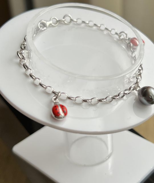 Pihapiha, les coccinelles dansent autour de la perle de Tahiti sur un bracelet en argent 925 rhodié - certifié et garanti - livraison sécurisée gratuite