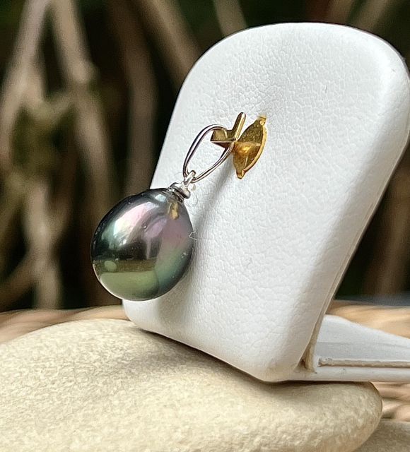 Pendentif Hina-Roa en argent 925 rhodié, mettant en valeur une perle de culture de Tahiti drop de 10,83 mm, qualité AA+. Sa