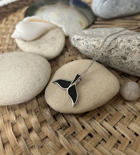 Ce pendentif symbolise l'élégance et l'aventure. Alliage de l'argent 925/00 rhodié et de l'émail noir