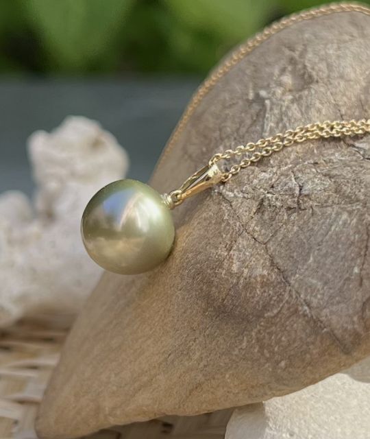 Cliquez et contemplez cette absolue merveille de la nature - Perle de Tahiti de forme Bouton - couleur Vert Lagon - Qualité AAA - Diamètre 13mm - Certificat GIA