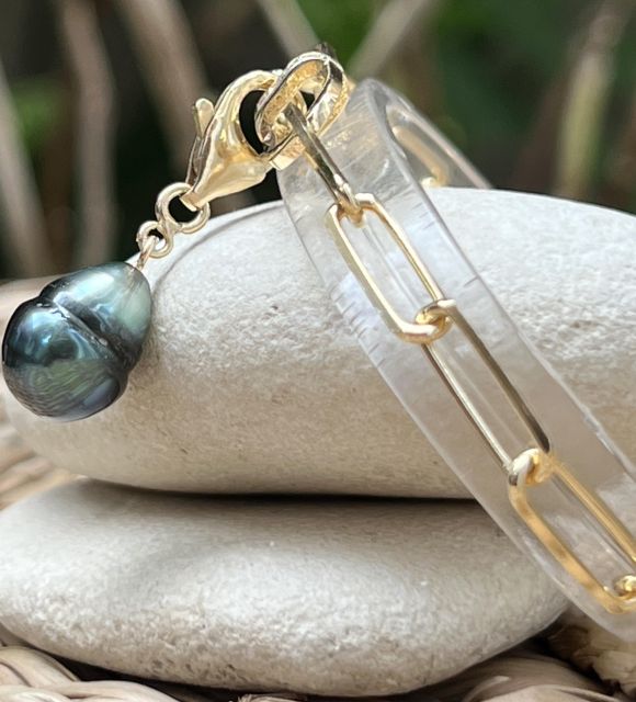 Элегантный и изысканный, этот женский браслет из позолоченного серебра 925 сочетает в себе блестящую планку из циркония и подвешенную бусину Тахити диаметром 9,76 мм.