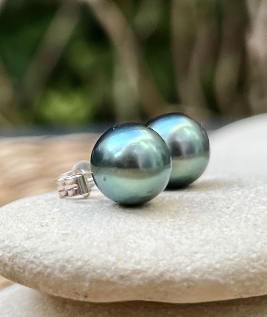 Paar Ohrringe aus rhodiniertem 925er Silber, verziert mit zwei runden grünen Tahiti-Zuchtperlen (9,65 mm, Qualität AA)