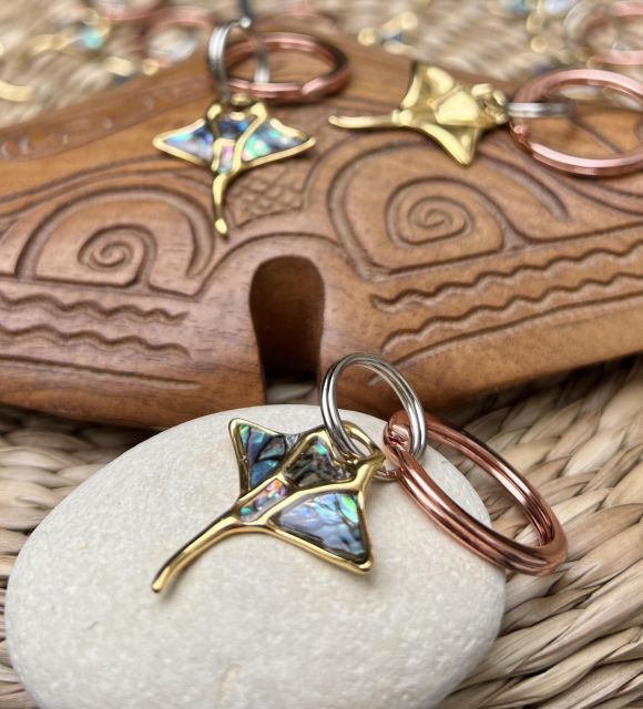 Venez décourvir Poemotu et notre porte clé raie manta en nacre