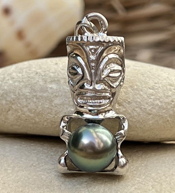 美しいロジウム加工されたシルバーのタヒチパールペンダント、明るいピーコックカラーのタヒチパールが添えられたティキデザイン - ポリネシア産タヒチパールでマナを際立たせる - 認定保証付き