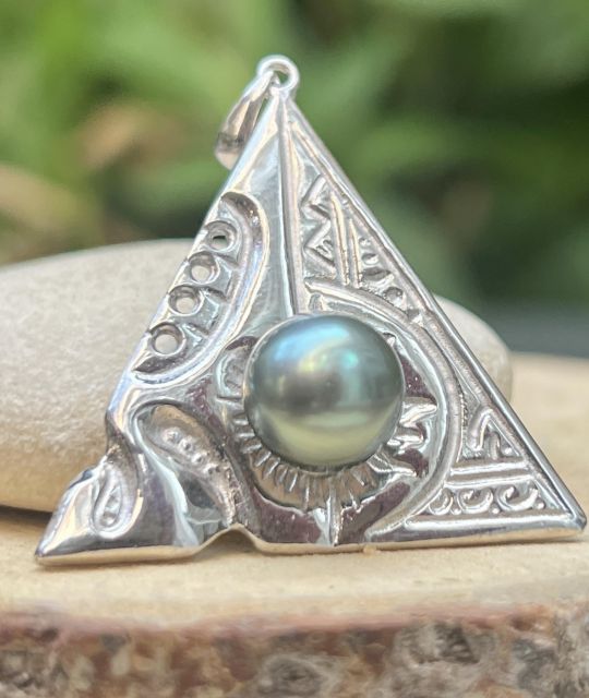 Admirez cette pièce unique! Tali est un pendentif exceptionnel de détail, gravure marquisienne, vraie perle de Tahiti bleu vert au lustre éclatant - livraison gratuite