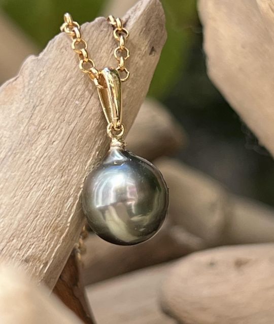 Découvrez l'étonnante perle de Tahiti de ce pendentif or 750 - Couleur rare et intense - créé dans notre atelier de Nantes - certificat GIA - livraison gratuite
