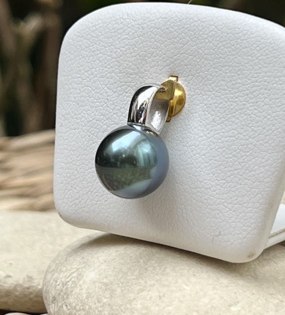 ガンビエ諸島のラグーンから生まれたその卓越した光沢は、男性でも女性でも輝くようにと考えられた、貴重なレアものです。