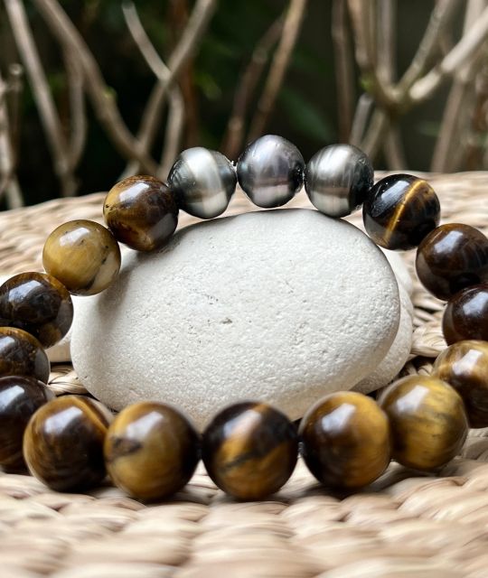 ユニークなメンズブレスレット、14mmから15mmの14個のタイガーアイストーンと、光沢のあるグレーの14mmのタヒチパール3個で構成されています。
