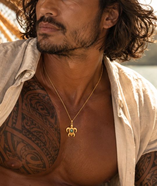 Pendentif tortue Honu Iti en or 18 carats et véritable Perle de Tahiti. Un bijou inspiré de la Polynésie, symbole de longévité, de protection et de liberté