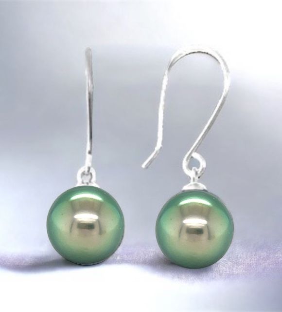 Les perles de Tahiti dansantes au bout de boucles en argent rhodié reflétant délicatement la lumière, ces boucles d'oreilles sont un ravissement pour les yeux et deviendront un accessoire indispensable à toutes vos occasions.