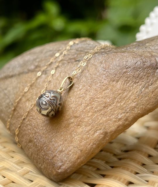 Bijou en perle de Tahiti aux reflets rares et lustre exceptionnel. Certificat d’authenticité et livraison sécurisée – Poemotu.