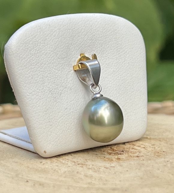 This Tahitian pearl pendant invites you to wear at the nape of your neck the memory of a mythical lagoon — between light and depth, softness and freedom.