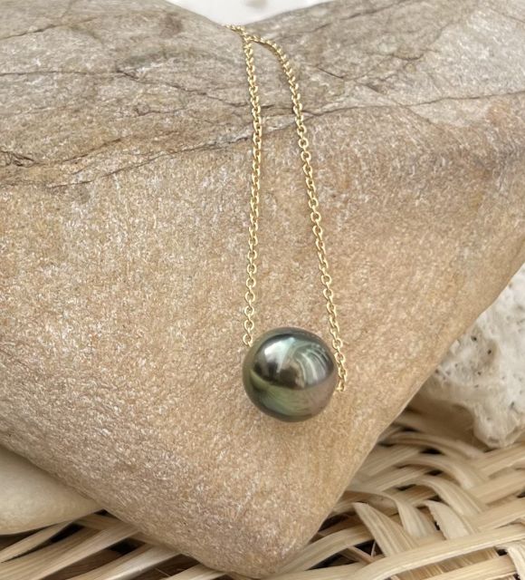 美しいイエローゴールドの喜平チェーンに、ピーコックのニュアンスを帯びたセミラウンドのタヒチ真珠が付いたネックレス - 無料配送 - 満足保証または返金