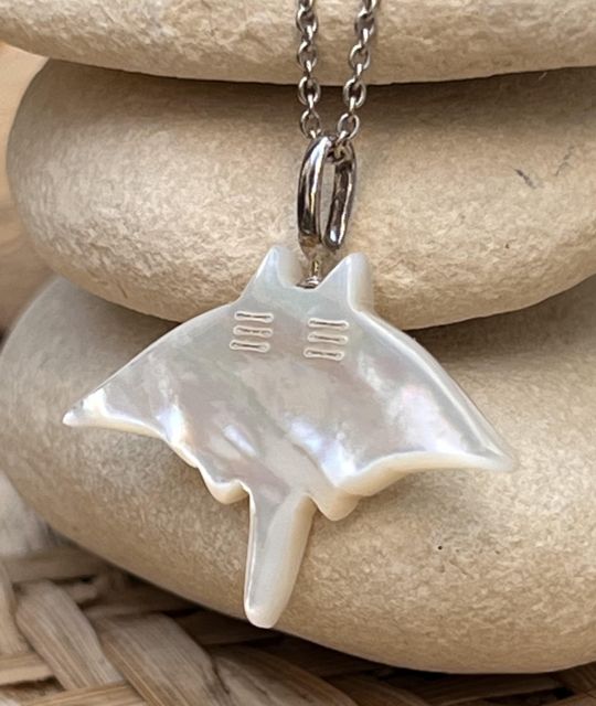 Bijou en perle de Tahiti aux reflets rares et lustre exceptionnel. Certificat d’authenticité et livraison sécurisée – Poemotu.