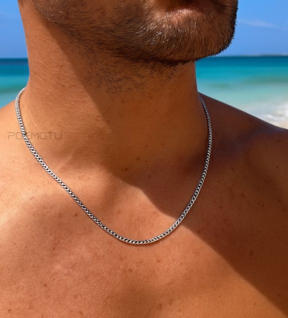 Chaîne pour homme en argent 925 rhodié, au design classique et intemporel. Sa maille gourmette plate de 2,35 mm de large allie robustesse et élégance.