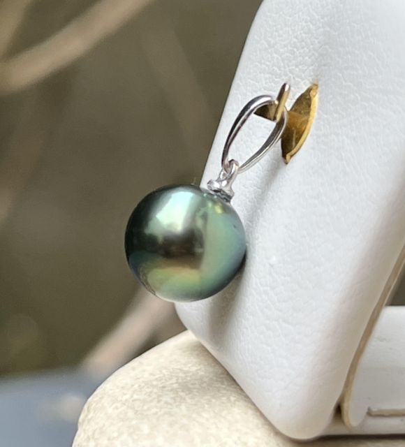 Bijou en perle de Tahiti aux reflets rares et lustre exceptionnel. Certificat d’authenticité et livraison sécurisée – Poemotu.