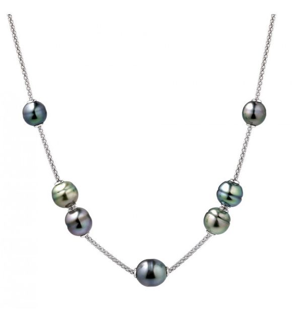 Comme une fête polynésienne, les perles de Tahiti se déplacent librement sur la maille d’argent, changeant de rythme et de composition au gré de vos envies.