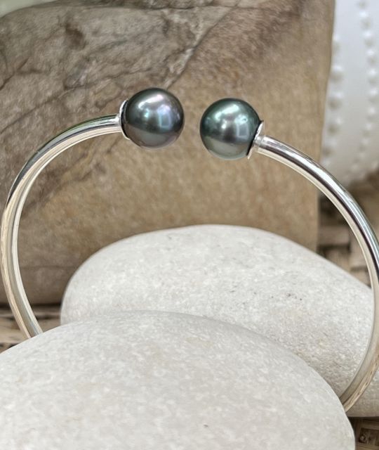 Découvrez Poekura, le bracelet toi et moi et ses deux vraies perles de Tahiti - création artisanale dans notre atelier de Nantes - livraison gratuite sécurisée