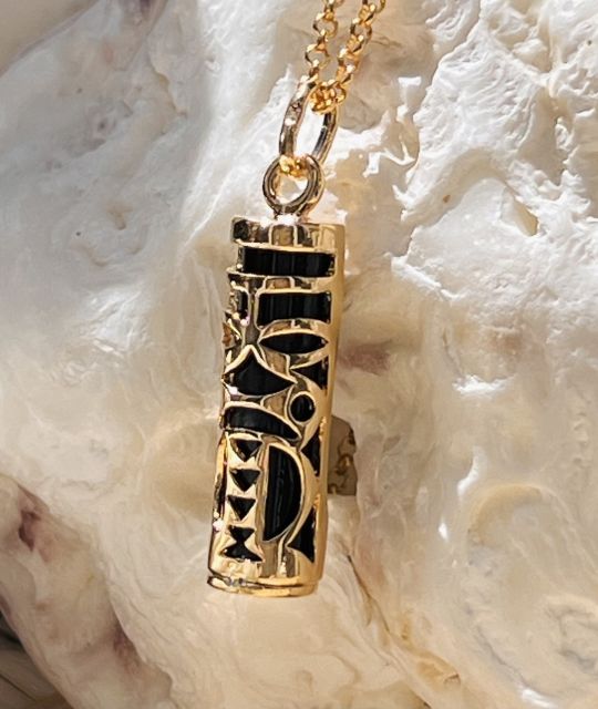 Comme un souffle de paix entre les êtres. Un talisman d’union, d’équilibre et de confiance, pour celles et ceux qui avancent avec le cœur ouvert et l’esprit clair.