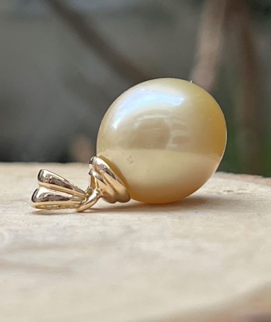 Bijou en perle de Tahiti aux reflets rares et lustre exceptionnel. Certificat d’authenticité et livraison sécurisée – Poemotu.