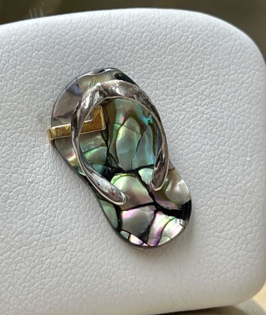 Elegante Mischung aus Tradition und Exotik, die das Wesen der maritimen Kultur einfängt, zeigt der Savate-Anhänger Ihre Liebe zu den Inseln - kostenloser Versand