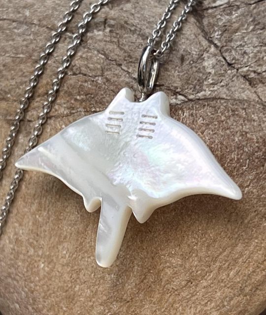 Bijou en perle de Tahiti aux reflets rares et lustre exceptionnel. Certificat d’authenticité et livraison sécurisée – Poemotu.