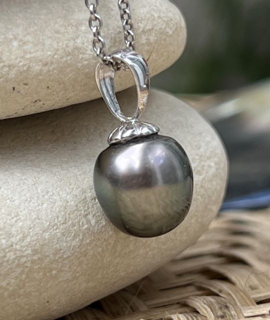 Découvrez Maeva, un pendentif en perle de Tahiti authentique - perle recherchée - pièce unique - certificat authenticité  - garantie - livraison sécure gratuite
