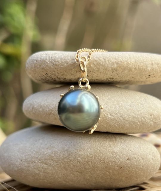 Bijou en perle de Tahiti aux reflets rares et lustre exceptionnel. Certificat d’authenticité et livraison sécurisée – Poemotu.