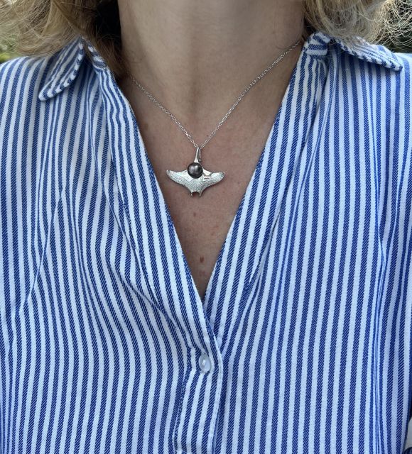 Découvrez ce pendentif Raie et véritable perle noire de Tahiti - argent rhodié - création Poemotu - Perle de Polynésie française - certificat GIA