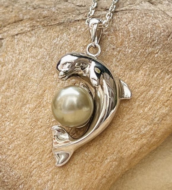 Découvrez cette pièce unique, une vraie perle de culture de Tahiti de couleur dorée portée en pendentif dauphin - certificat GIA - livraison gratuite