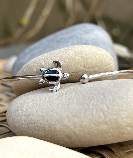 découvrez une adorable tortue en bijou raffiné, un bracelet jonc en argent rhodié sublime la tortue emblématique des îles du Pacifique - livraison sécure gratuite