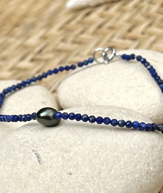 Entdecken Sie ein einzigartiges handgefertigtes Schmuckstück von Poemotu - seltener pistaziengrüner Keshi - GIA-Zertifikat - kostenloser sicherer Versand - Zufriedenheit garantiert oder Geld zurück