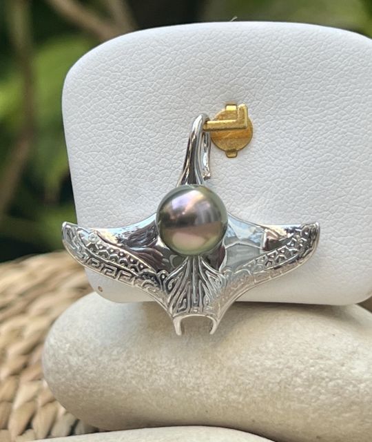 Inspiriert von der majestätischen Anmut der Mantarochen, die über die polynesischen Riffe gleiten, verkörpert dieser Anhänger Freiheit, Flüssigkeit und Licht.