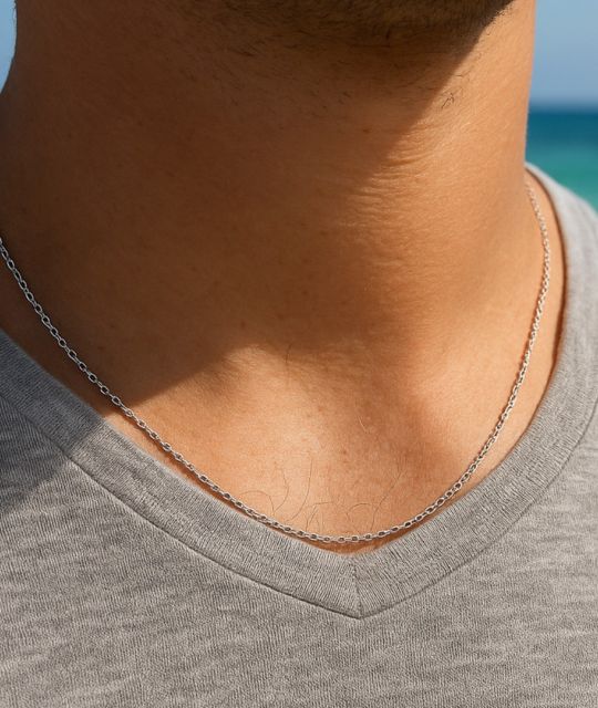 Chaîne en or blanc 18 carats maille forçat 1,70 mm. Élégante et intemporelle, idéale pour pendentif. Livraison sécurisée.