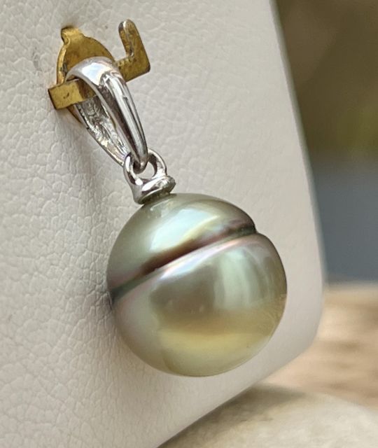 Ein einzigartiger Kupferkreis, perfekt gezeichnet, verstärkt die Tiefe der Farbe und erinnert an die mythischen Gewässer von Bora Bora. Ein seltenes und unvergessliches Stück, in verbindlichen Fotos präsentiert.