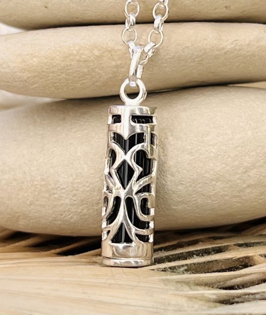 Das Symbol der Stärke wird in diesem Anhänger aus Silber in Form eines tahitianischen Tikis dargestellt.