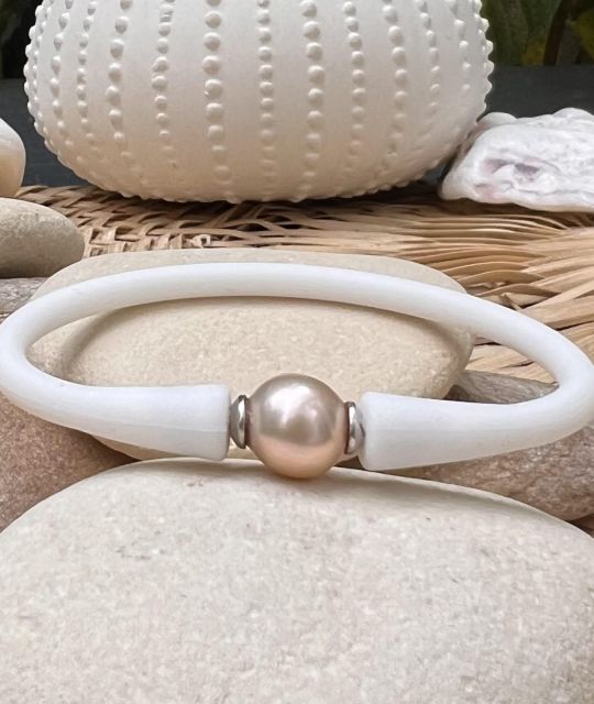 Véritable perle d'eau douce de couelur rose montée sur bracelet blanc pour enfant - livraison gratuite