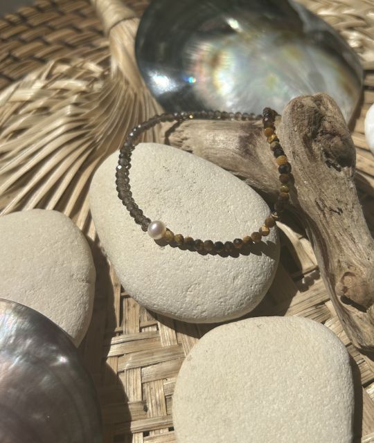 La perle favorise la guérison émotionnelle, apporte l'équilibre et renforce l'intuition. Elle est associée à la féminité, la maternité et la protection
