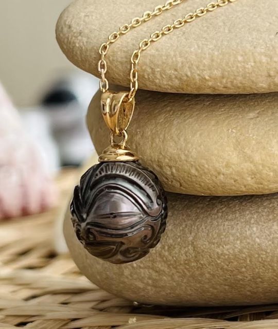 Bijou en perle de Tahiti aux reflets rares et lustre exceptionnel. Certificat d’authenticité et livraison sécurisée – Poemotu.