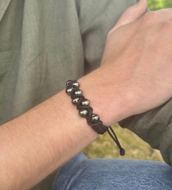 Откройте для себя Maohiiri, уникальное произведение ручной работы, украшенное ослепительной жемчужиной Таити из Рикитеа - аутентичная кожа и нержавеющая сталь - бесплатная доставка.