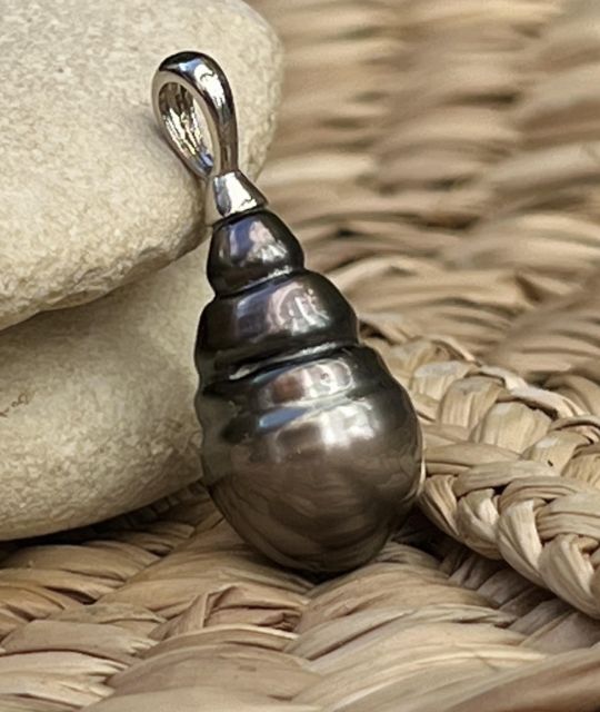 Bijou en perle de Tahiti aux reflets rares et lustre exceptionnel. Certificat d’authenticité et livraison sécurisée – Poemotu.