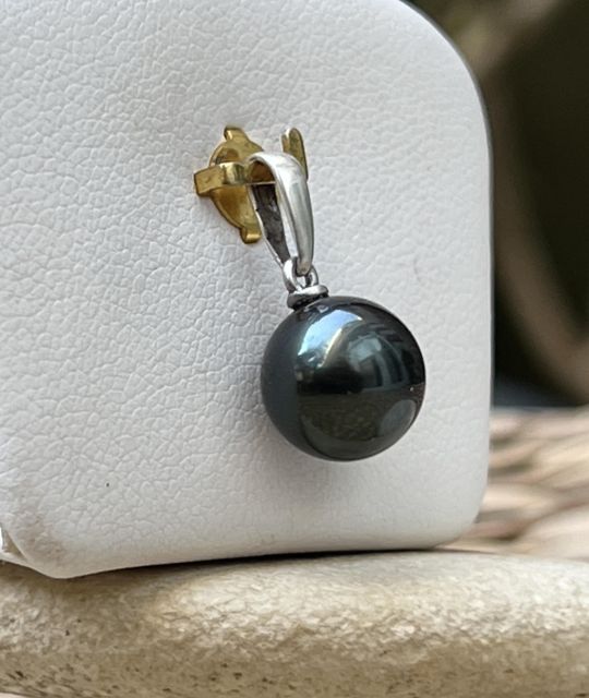 Bijou en perle de Tahiti aux reflets rares et lustre exceptionnel. Certificat d’authenticité et livraison sécurisée – Poemotu.