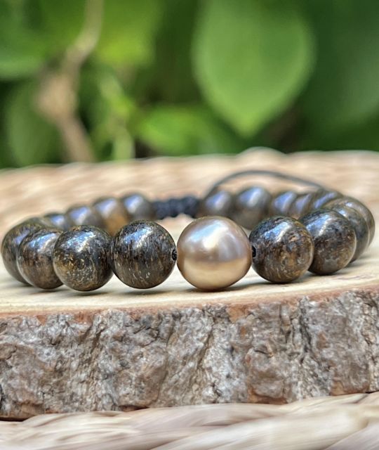 Bijou en perle de Tahiti aux reflets rares et lustre exceptionnel. Certificat d’authenticité et livraison sécurisée – Poemotu.