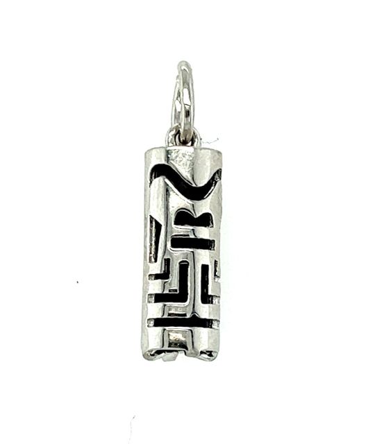 Un Tiki en argent massif veille en silence, portant en son centre une agate noire — comme une graine d’abondance semée dans l’ombre, qui nourrit l’âme et éclaire les jours.