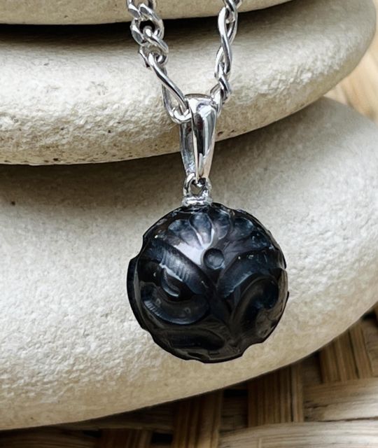 Hiroa, héritage des traditions Maori - perle noire gravée de 12.73mm - certifiée et garantie - pendentif argent poinçonné - livraison gratuite