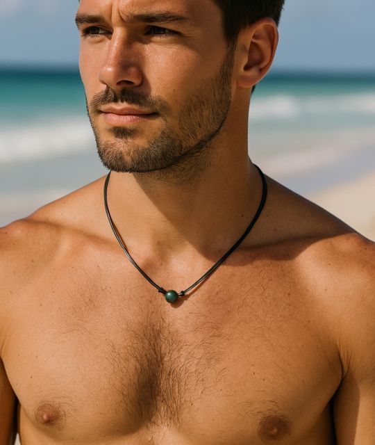 Ce collier robuste en polyester noir avec une perle de culture de Tahiti est le bijou le plus aimé des hommes - certifié et garanti