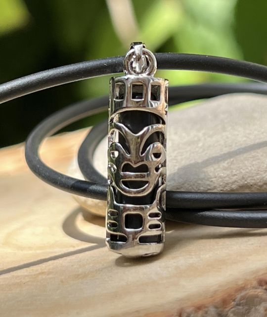 Collier Tiki en acier inoxydable et onyx noir. Symbole polynésien de force, de protection et de sagesse. Un bijou masculin inspiré des traditions du Pacifique