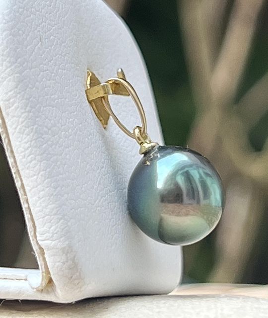 Bijou en perle de Tahiti aux reflets rares et lustre exceptionnel. Certificat d’authenticité et livraison sécurisée – Poemotu.